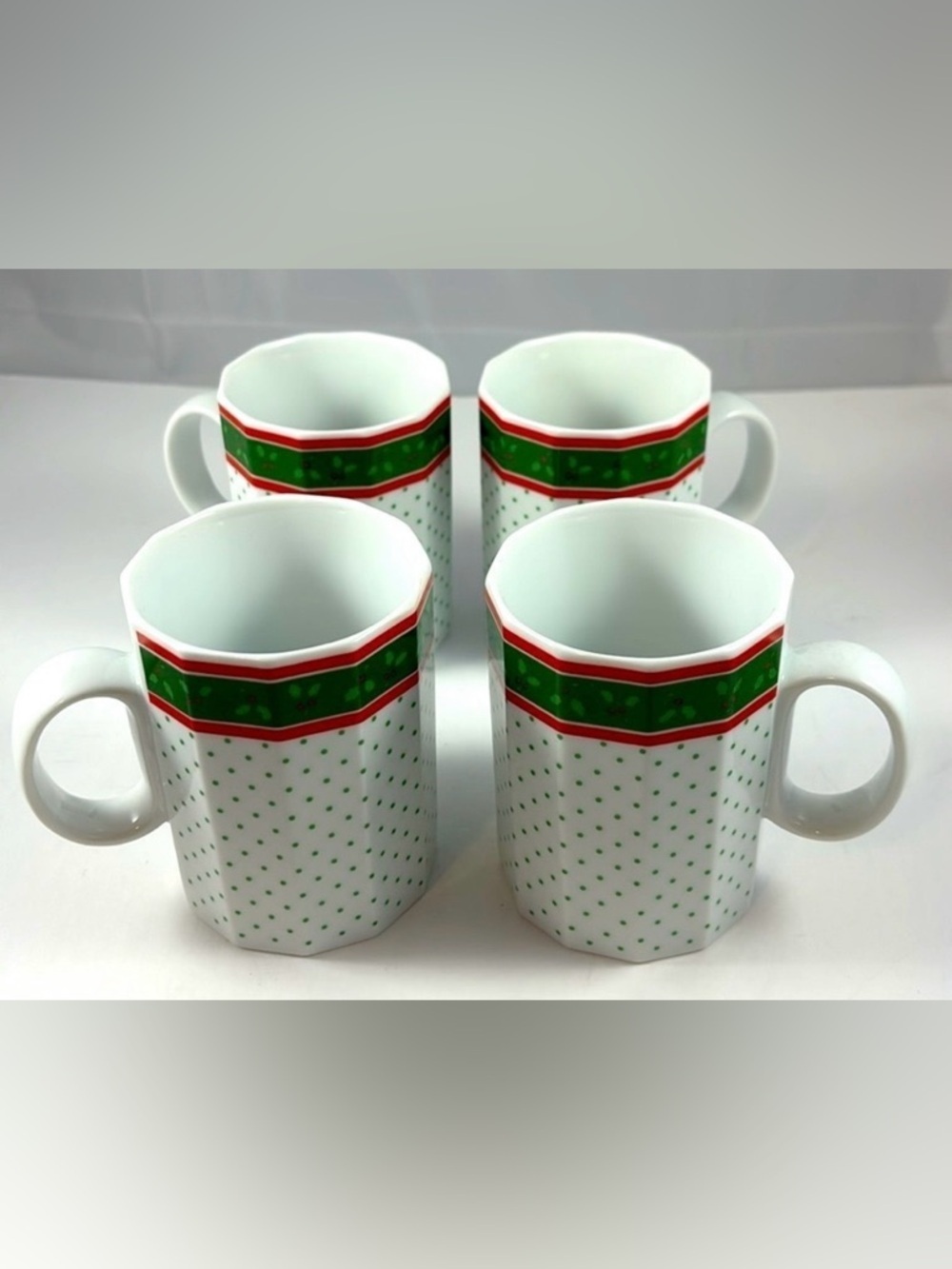 MIKASA CHRISTMAS MUGS (SET OF 4)***